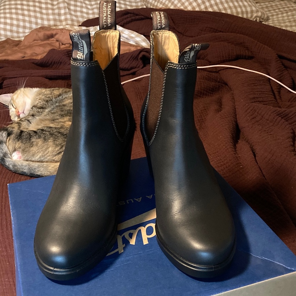 Blundstone 2366 Stout Brown Heeled Chelsea Boot